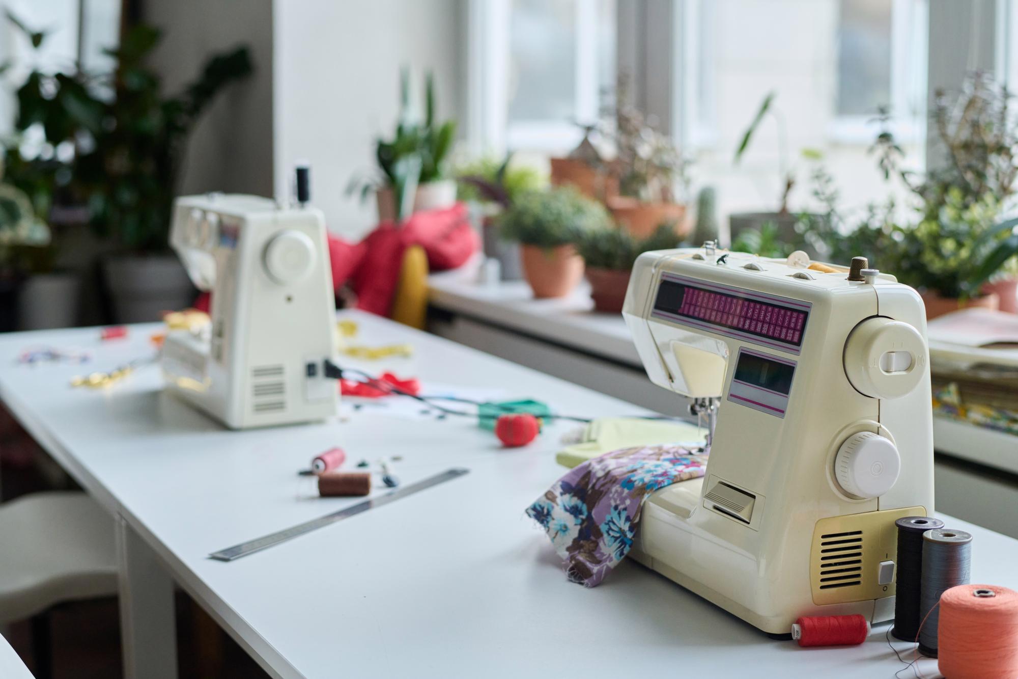 Studio con macchina da cucire e materiali per ricamo